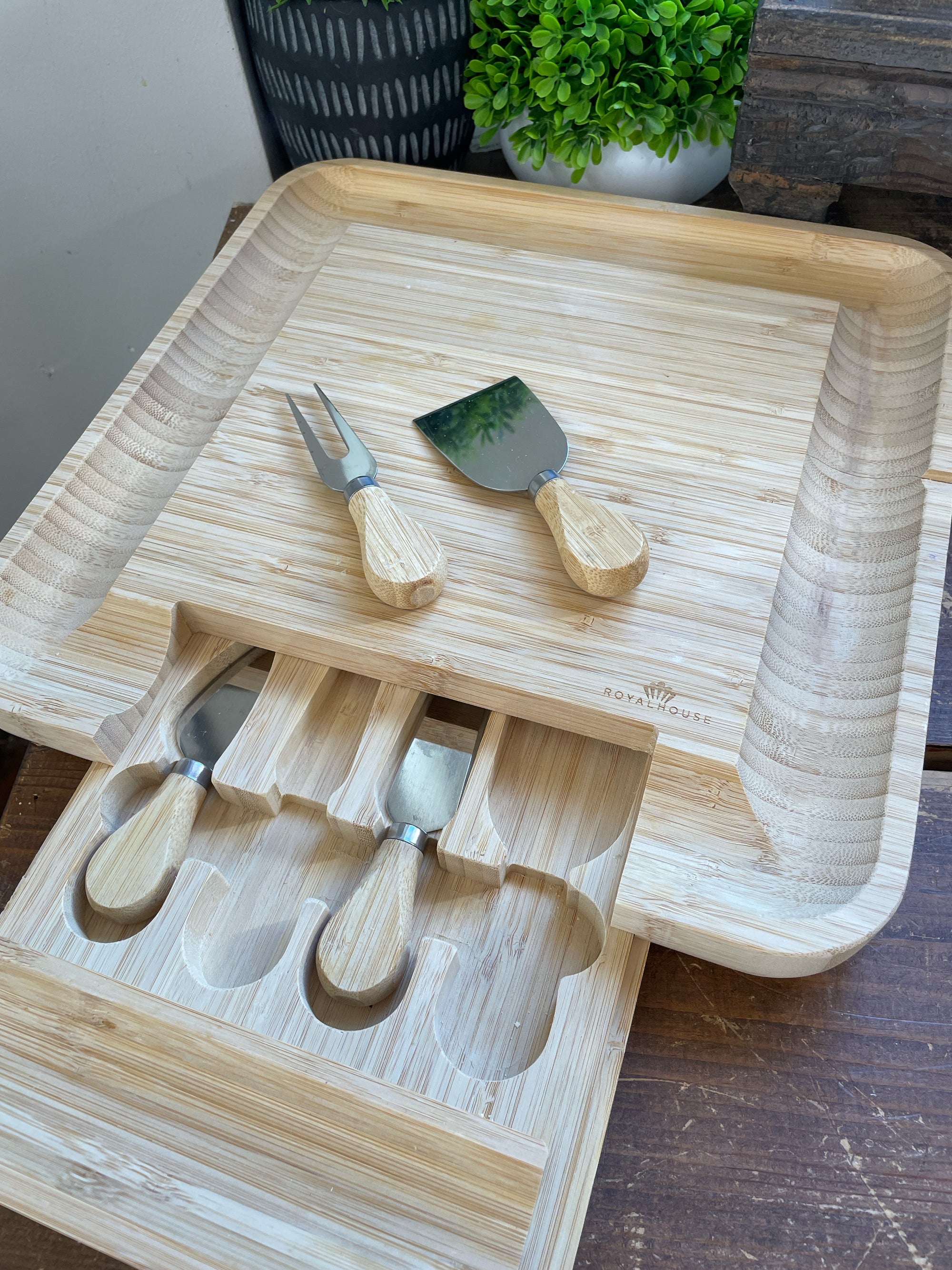 Cutting Board & Spreaders