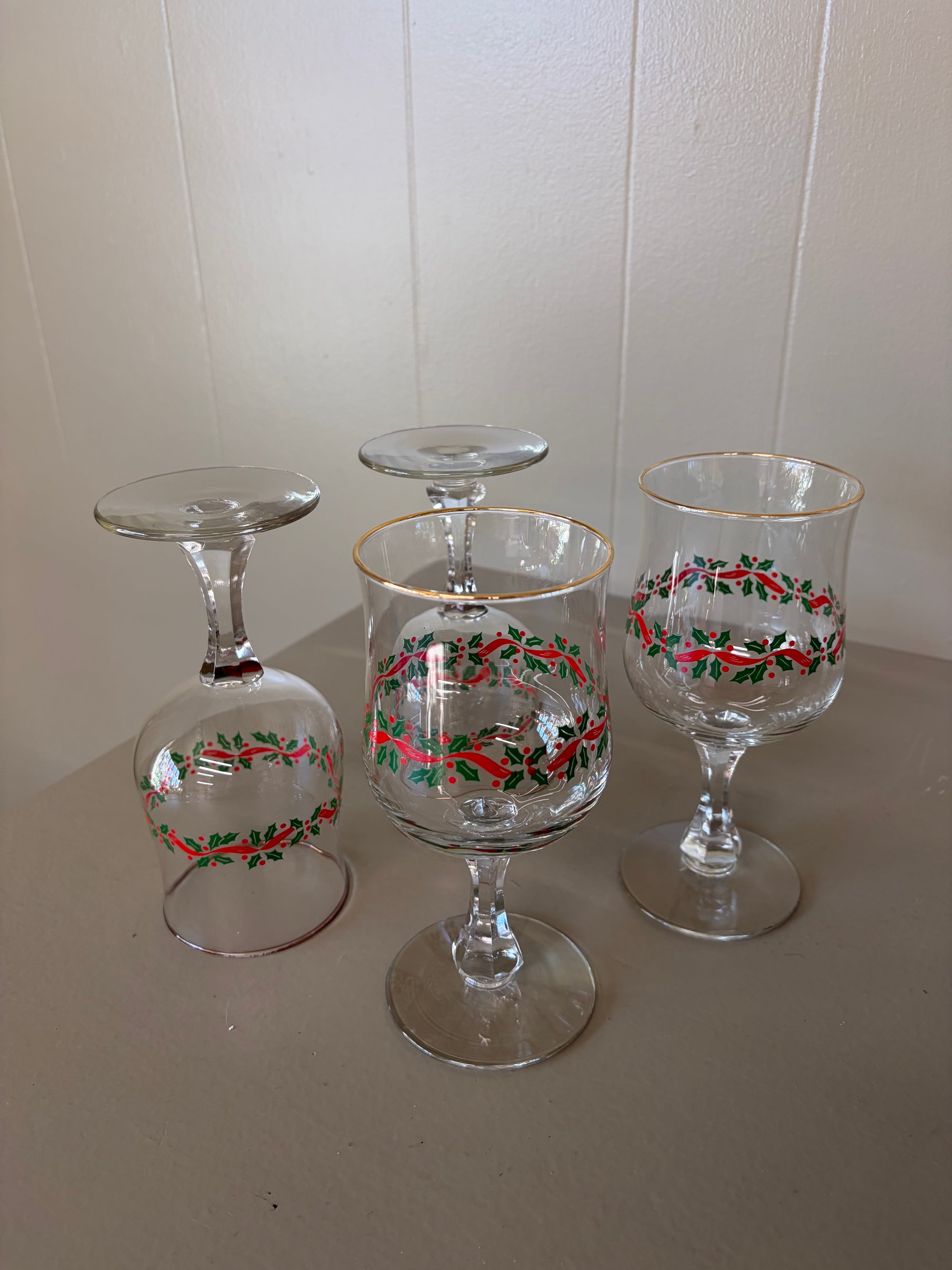 Holly Wine Glasses, 4 pc set