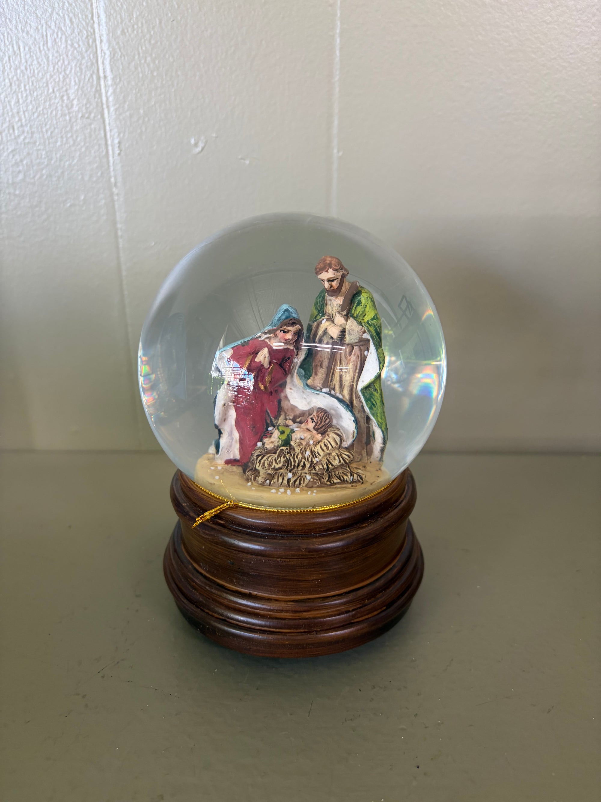 Nativiy Snow Globe