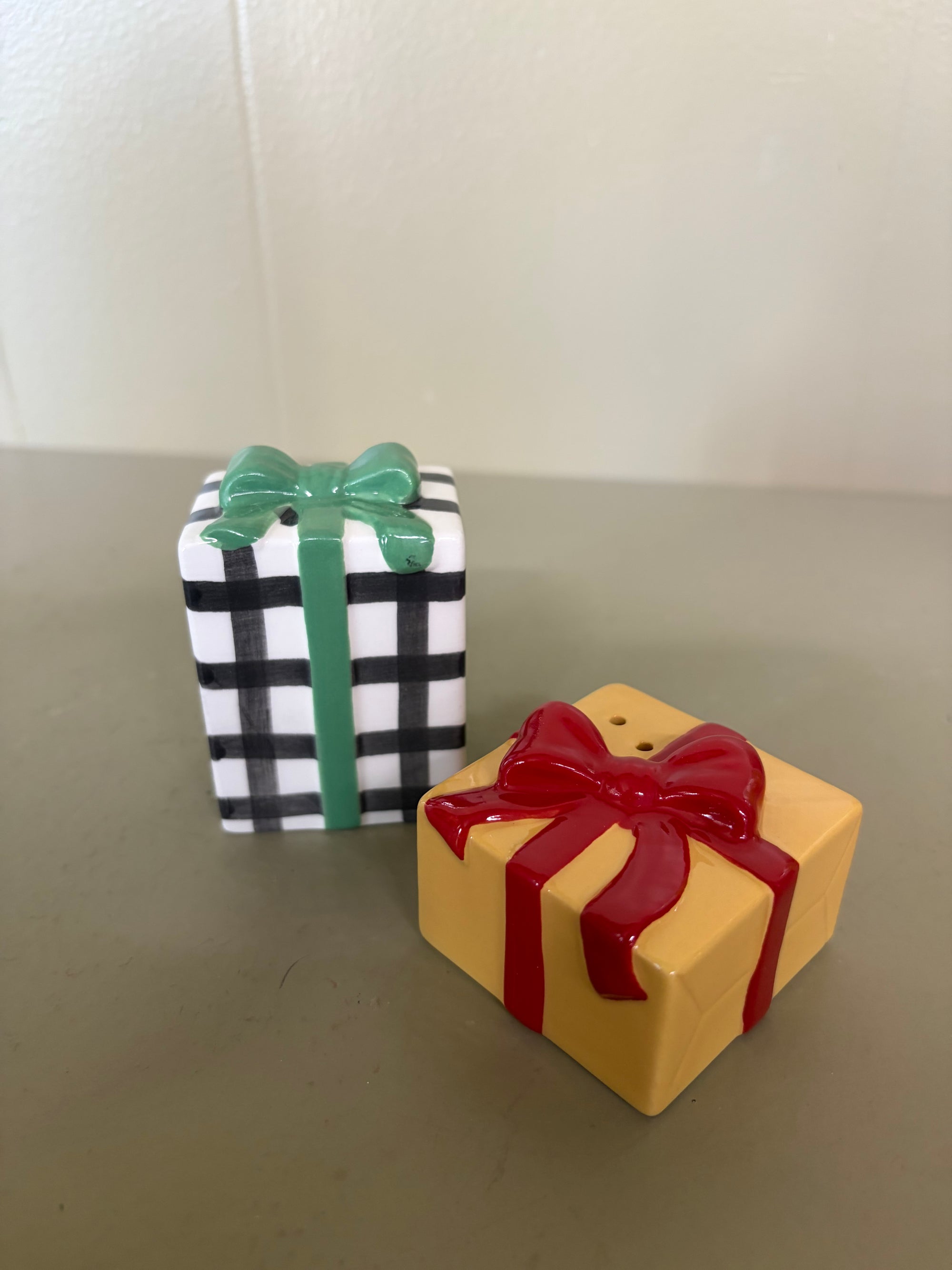Present Salt & Pepper Shakers, 2 pc