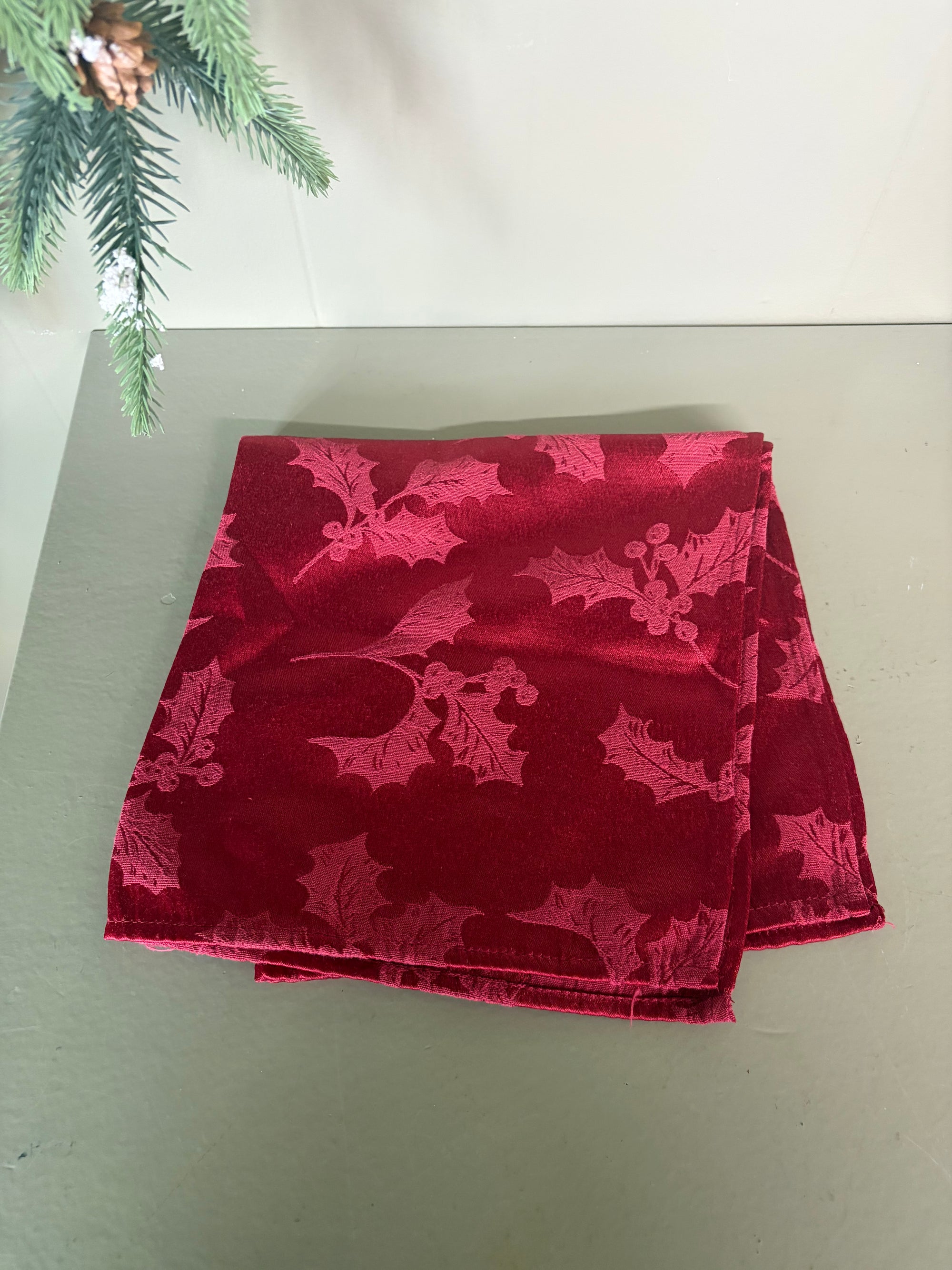 Red    Holly Linen