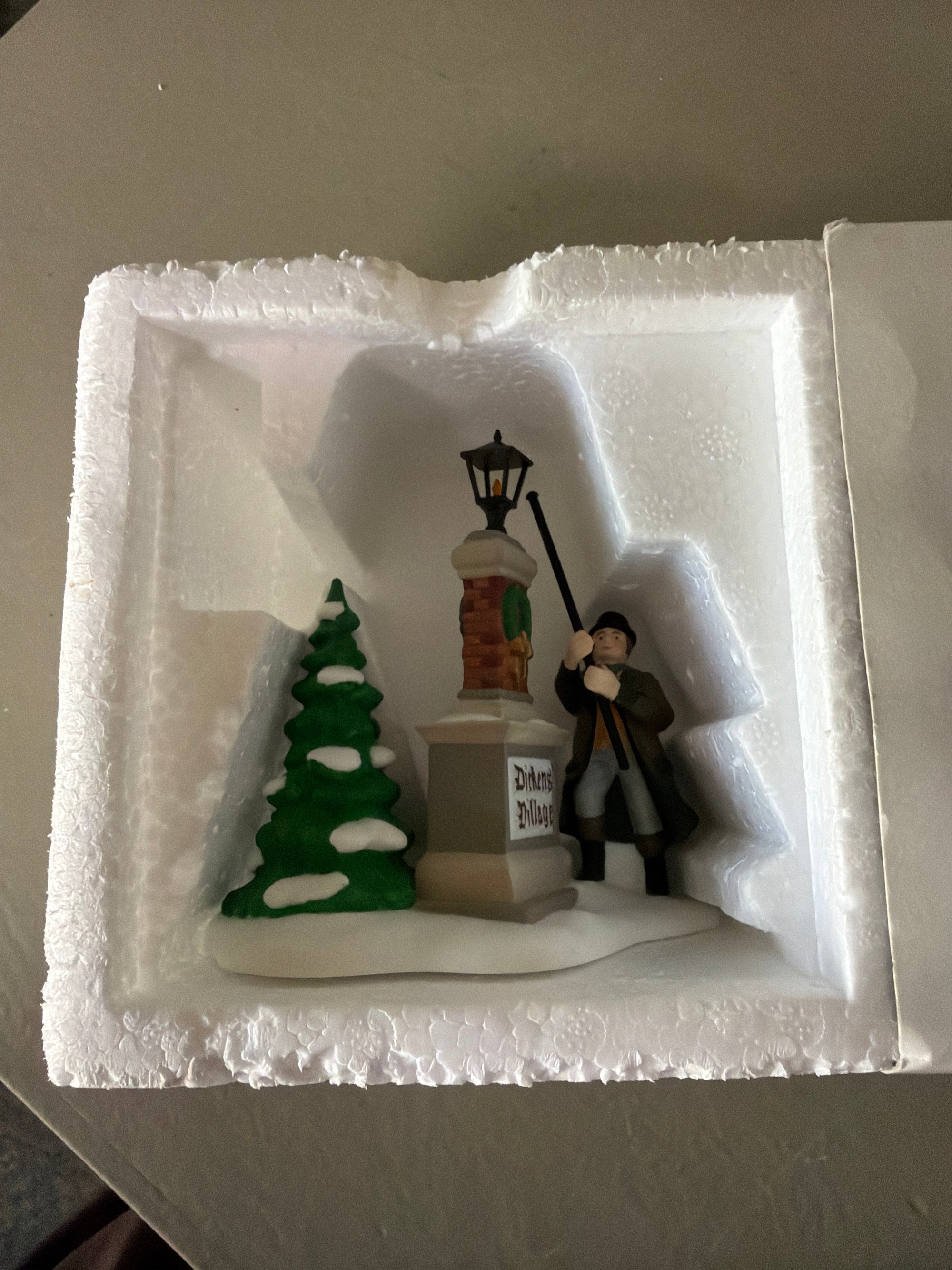 Dept. 56 Ye Olde Lamplighter, Has Box