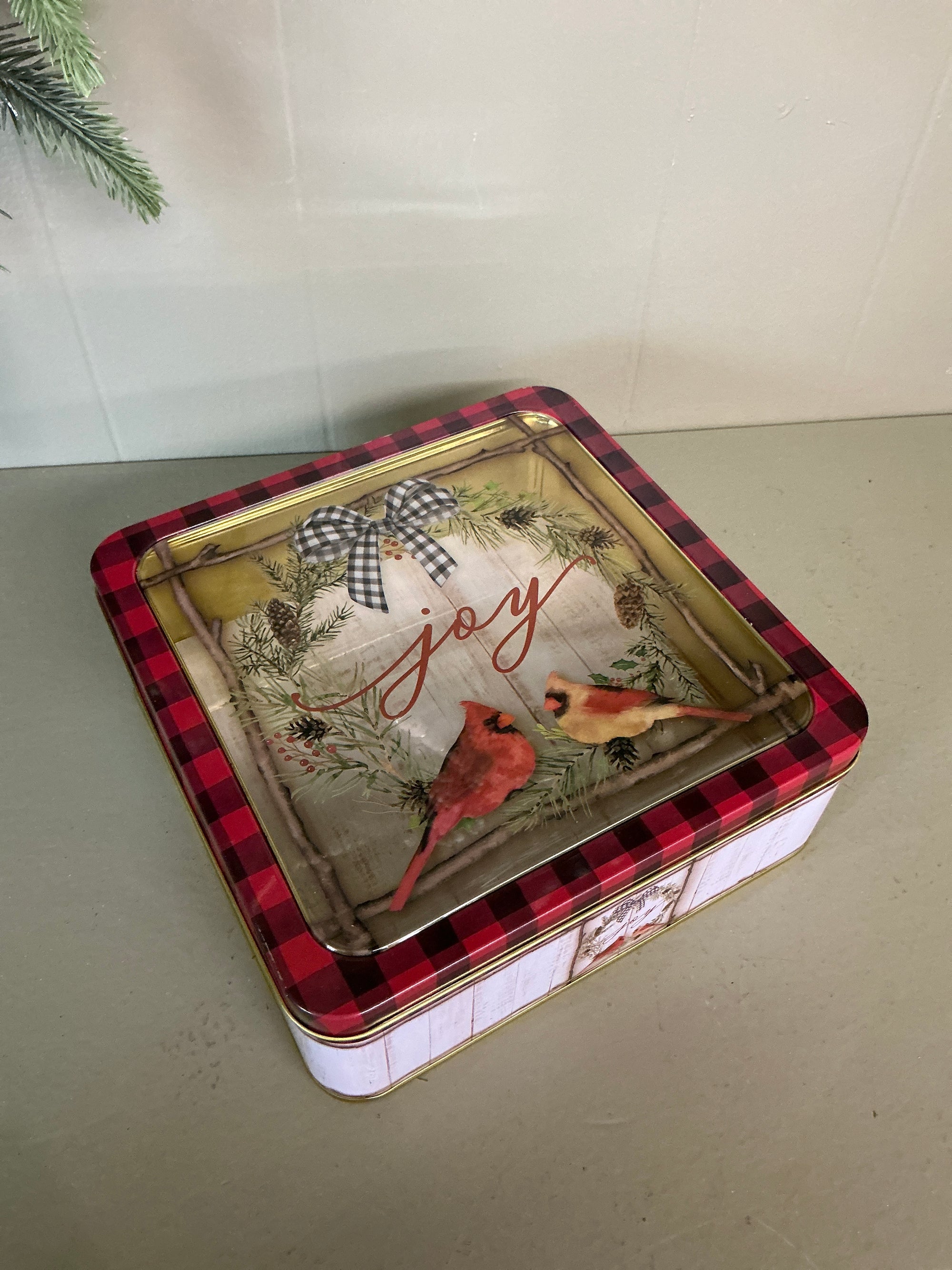 Christmas Cardinal Tin