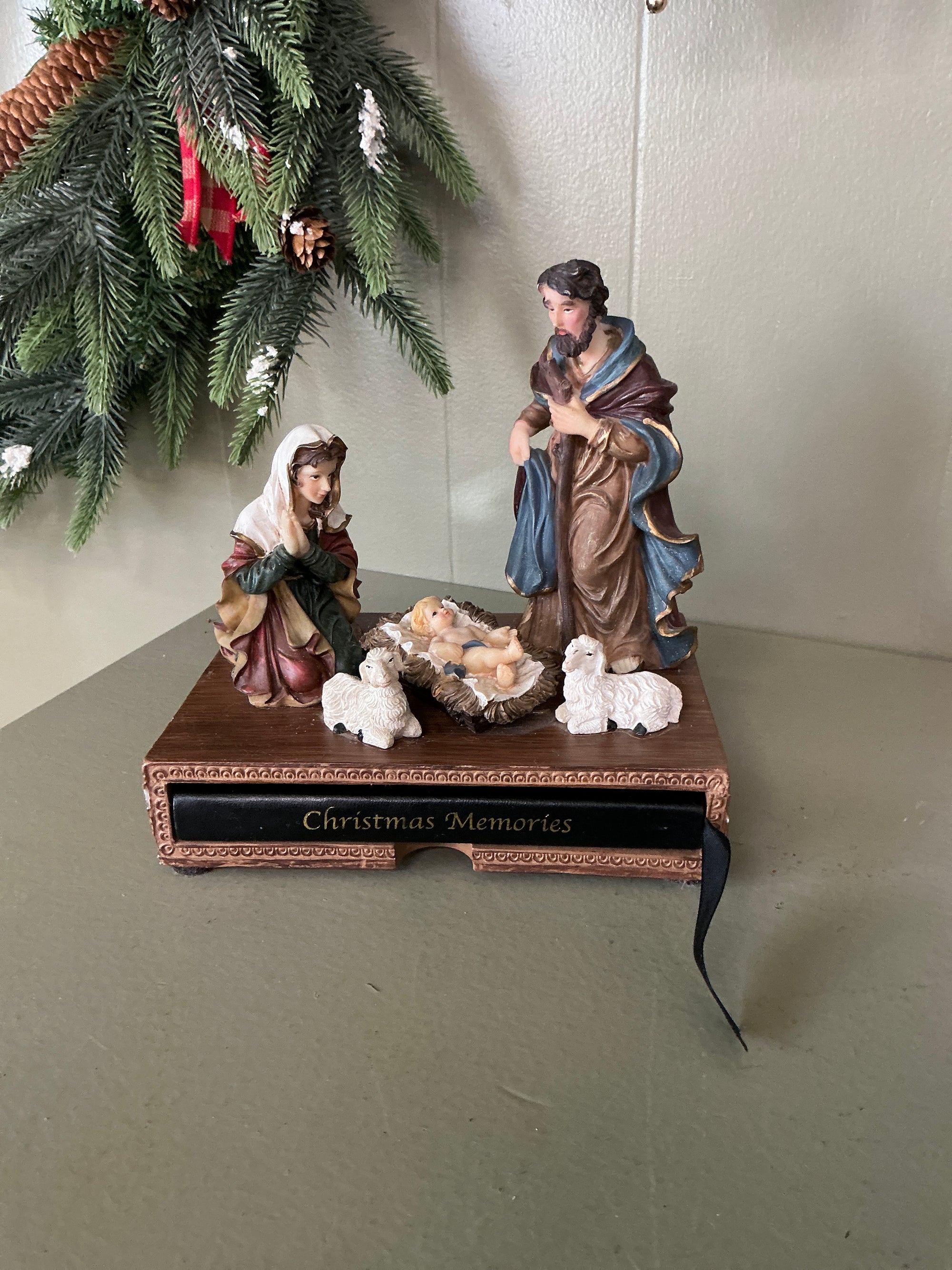 Christmas Memories Nativity, 2 pc set